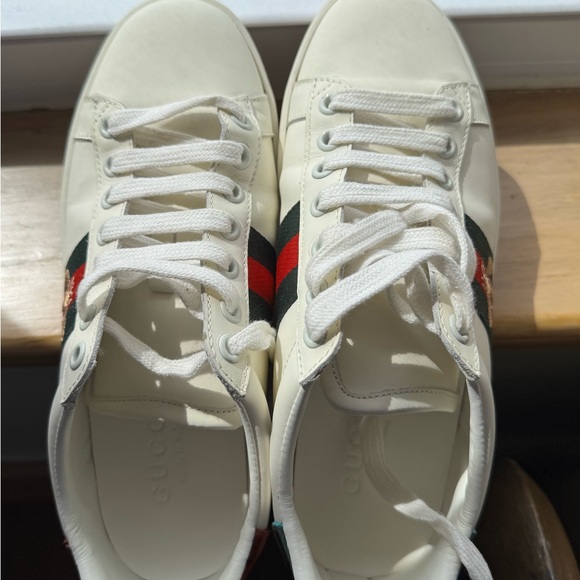 Gucci White and Red Sneakers with Signature Style - Picture 2 of 7